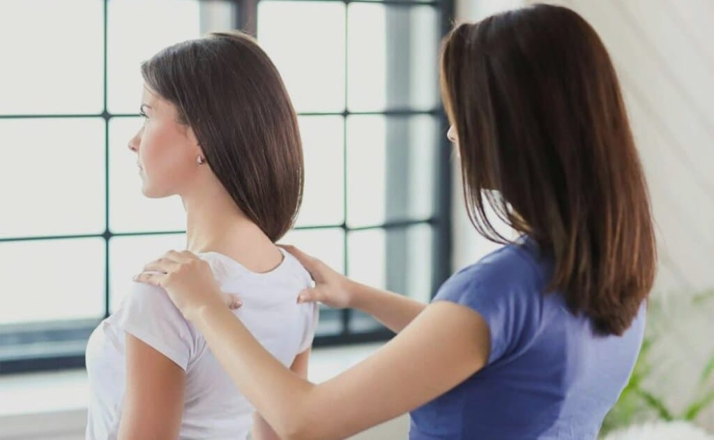 Shoulder Pain Management -experiencing-shoulder-pain-while-working